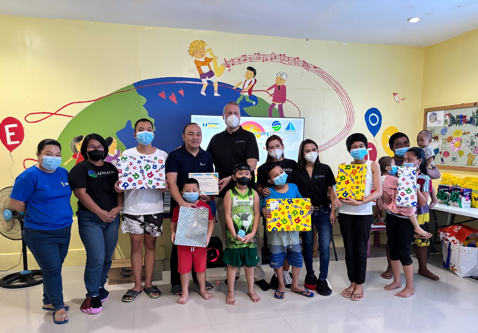 Children and Aereach volunteers together during an Everlasting Hope visit.