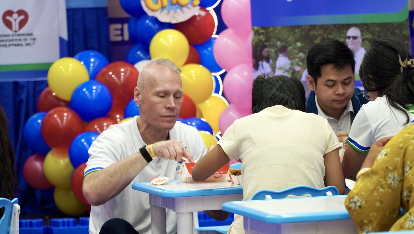 Tim Bonnell with one of the children at the balloon table.